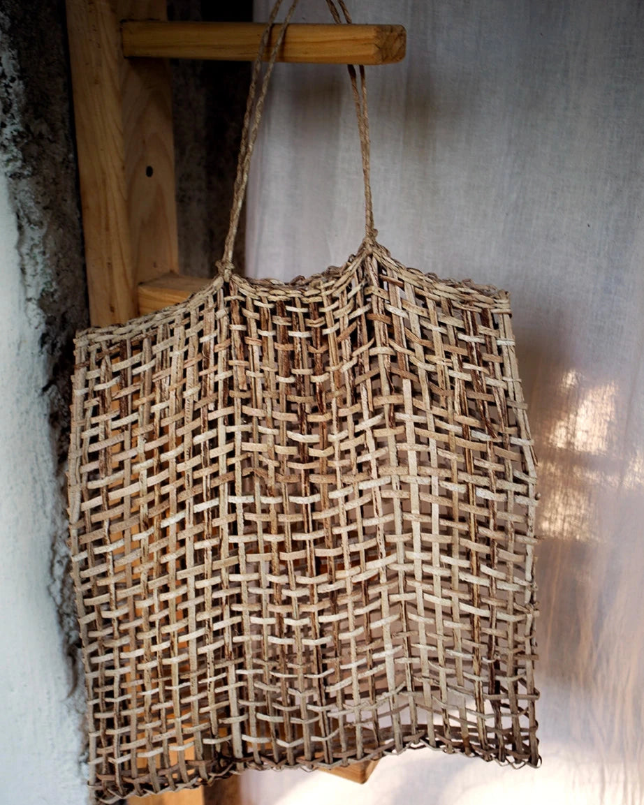 Tote bag made with natural Tul fibres (papyrus) in the Maia studio in Guatemala